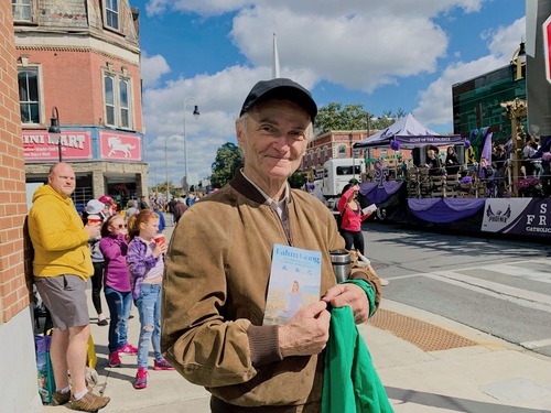 Image for article St. Catharines, Ontario: Falun Gong Participates in Niagara Grape & Wine Festival Parade