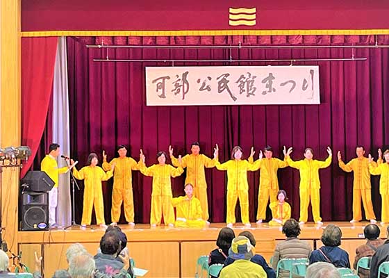 Image for article Hiroshima, Japan: People Are Interested in Falun Dafa’s Message of Hope During Autumn Festivals