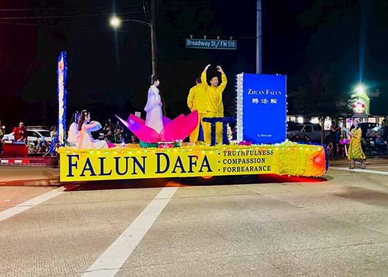 Image for article Houston, Texas: Falun Dafa Welcomed in Pearland’s Hometown Christmas Parade