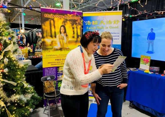 Image for article Toronto, Canada: Glow Christmas Light Festival Attendees Learn Falun Dafa
