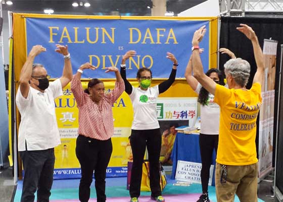 Image for article Puerto Rico: Baby Boomers Expo Attendees Happy to Learn Falun Dafa