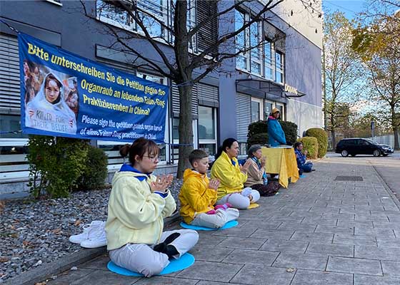 Image for article Munich, Germany: Falun Dafa Practitioners Peacefully Protest in Front of the Chinese Consulate