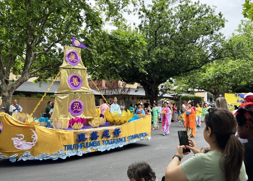Image for article South Australia: Locals Love Falun Dafa Float at Christmas Parade