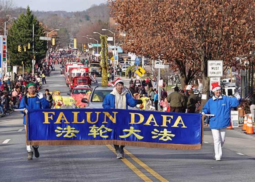 Image for article Washington D.C.: Falun Dafa Practitioners Win First Prize for Their Float in the Baltimore Christmas Parade