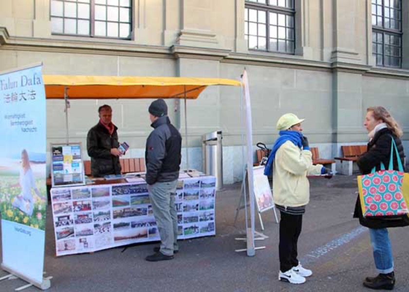 Image for article Bern, Switzerland: Falun Gong Practitioners Raise Awareness of the Chinese Communist Regime’s Persecution