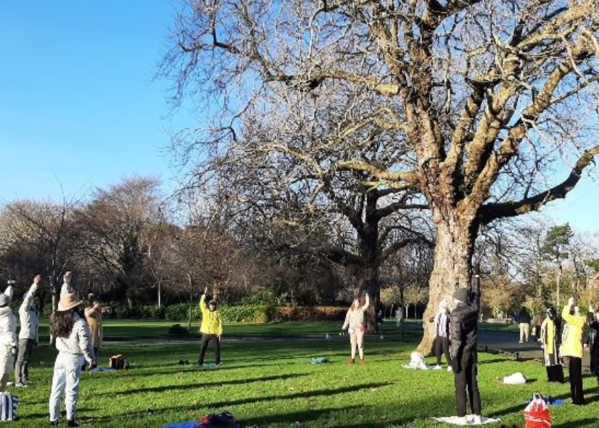 Image for article Ireland: People Learn Falun Dafa in a Dublin Park