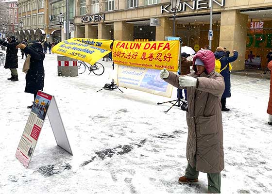 Image for article Munich, Germany: Residents Praise Falun Dafa, “These Principles Should Be Practiced Everywhere”