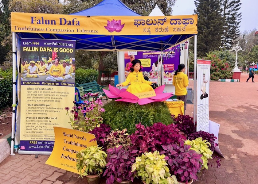 Image for article India: Visitors Experience the Beauty of Falun Dafa at Lalbagh Flower Show
