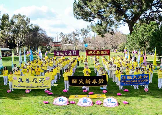 Image for article Los Angeles: Falun Dafa Practitioners Wish Master Li a Happy Chinese New Year