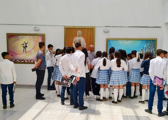 Image for article Colombia: “The Art of Zhen Shan Ren” Moves Hearts in Two Cities