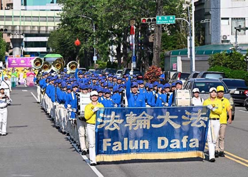 Image for article Taichung, Taiwan: People Admire and Support Falun Gong Practitioners' Parade to Mark 25th Anniversary of April 25 Appeal