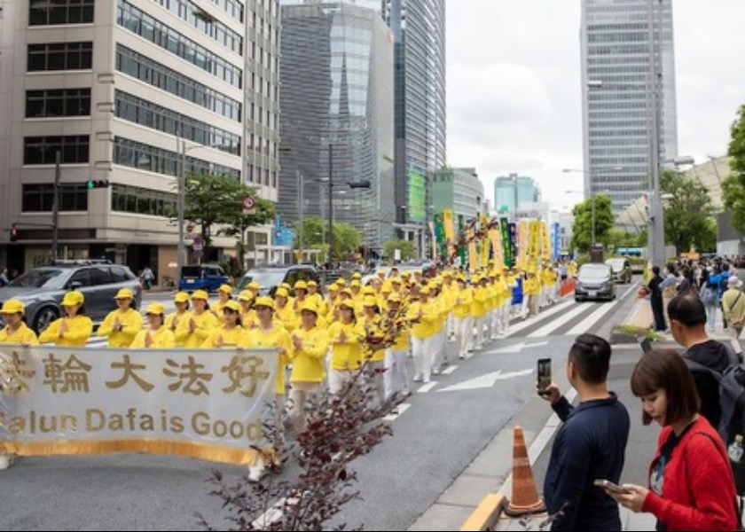 Image for article Japan: Practitioners Hold Parade in Tokyo to Celebrate Falun Dafa Day