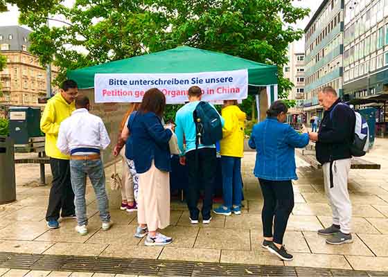 Image for article Germany: People Support Falun Dafa During an Event in Mannheim