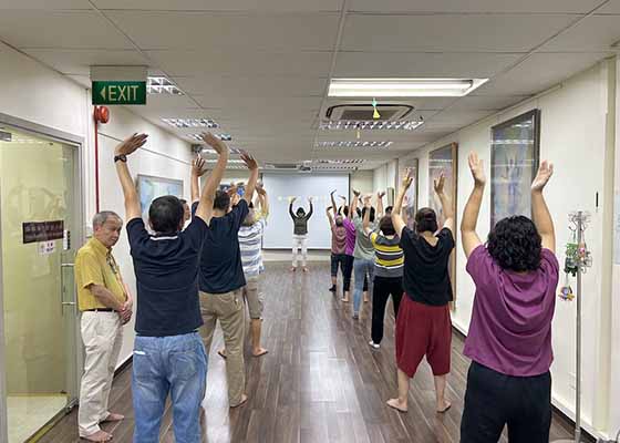 Image for article Singapore: Family and Friends Attend Free Falun Dafa Workshop