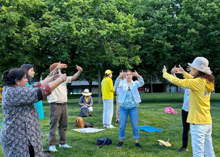 Image for article Toronto, Canada: People Learn About Falun Dafa at the Dragon Boat Festival