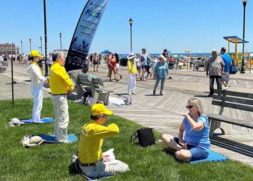 Image for article New Jersey: Tourists Learn the Falun Dafa Exercises at Asbury Park