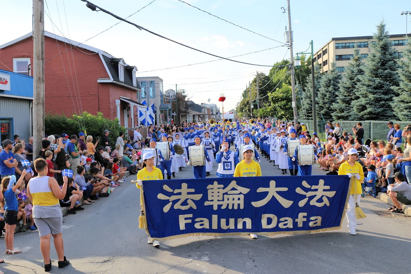 Image for article Canada: Spectators Enjoy Falun Dafa Group’s Performance in Quebec's National Holiday Parade
