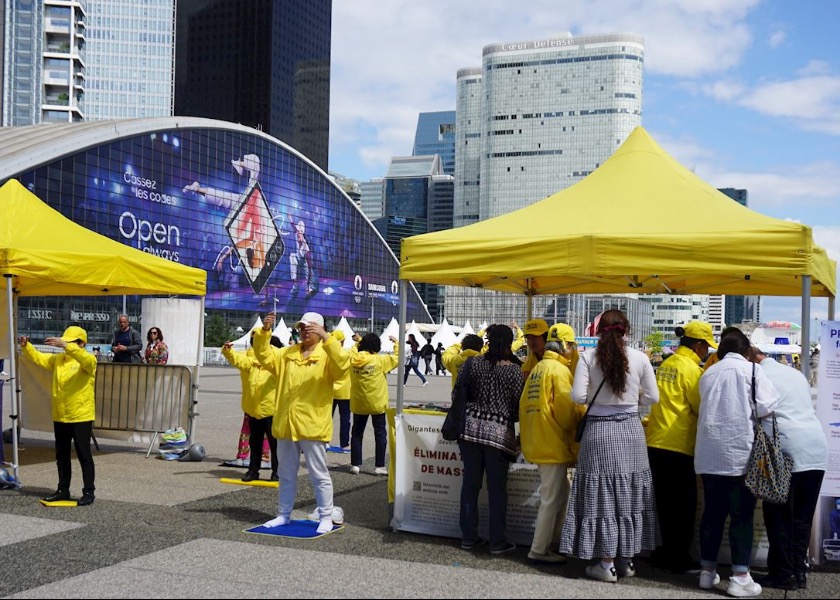 Image for article Paris: Falun Gong Practitioners Expose CCP’s Crimes of Genocide During Event at La Défense