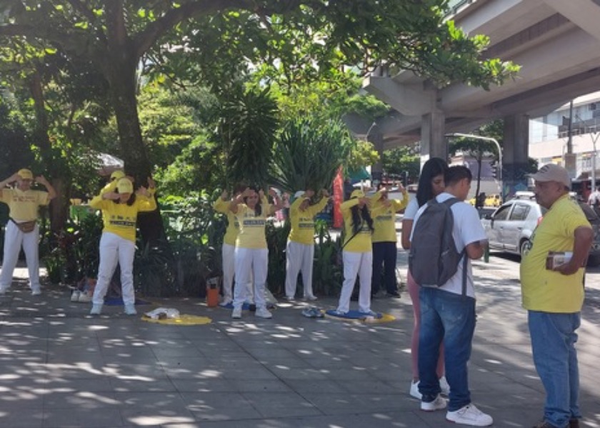 Image for article Colombia: People Express Support for Falun Dafa During Activities to Expose 25 Years of Persecution