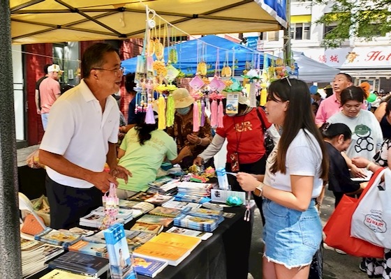 Image for article Boston: Residents and Tourists Happy to Find Falun Dafa at Chinatown Mid-Autumn Festival