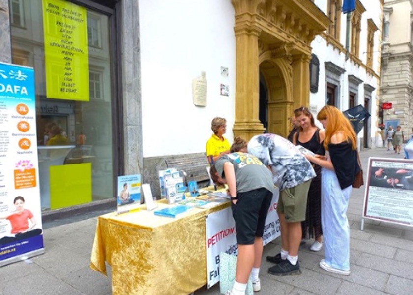 Image for article Austria: People Learn About Falun Dafa During Event in Graz