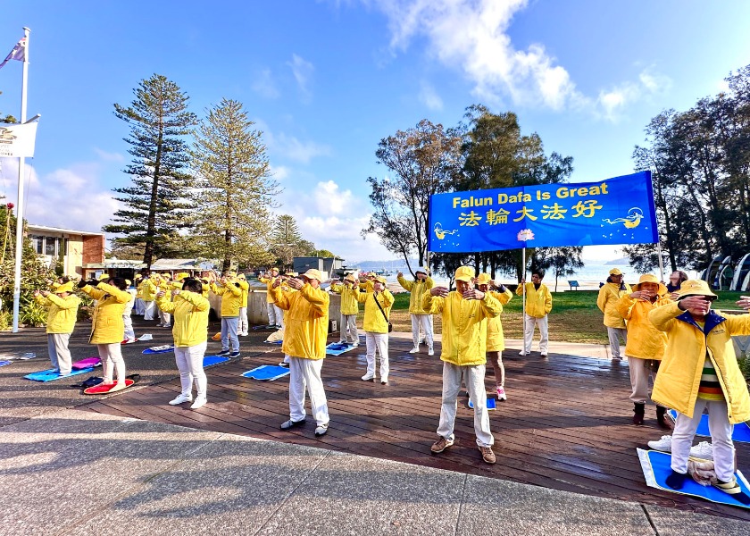 Image for article Sydney, Australia: Participants in the City2Surf Race Learn About Falun Dafa