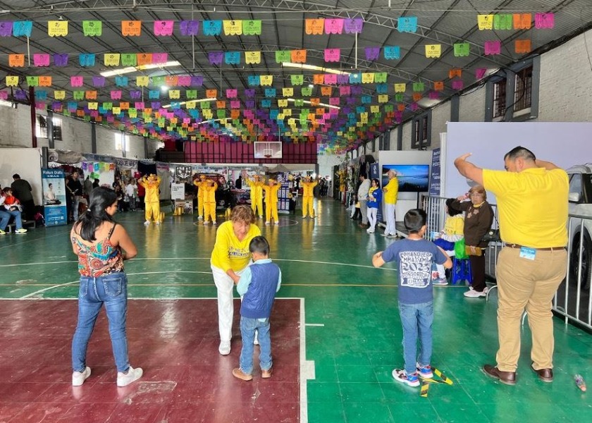 Image for article Mexico: Attendees Introduced to Falun Dafa During the 2024 Teziutlán Fair