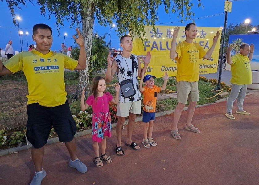 Image for article Romania: People Praise Falun Dafa During Events in Six Cities