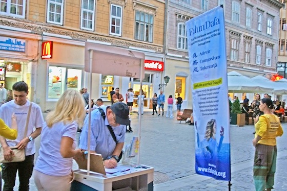 Image for article Romania: People in Two Cities Learn About Falun Dafa