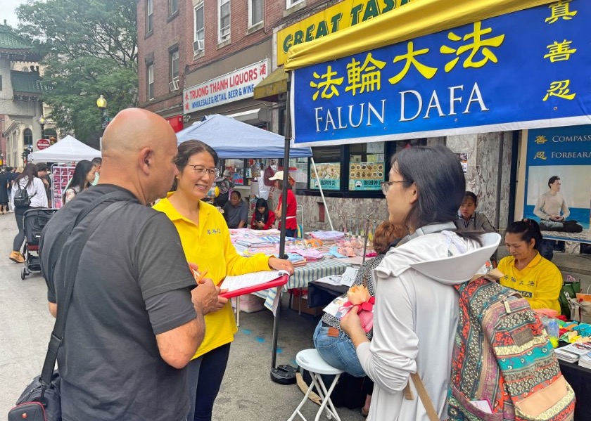 Image for article Boston, U.S.A.: Event-Goers Learn about Falun Dafa in Chinatown