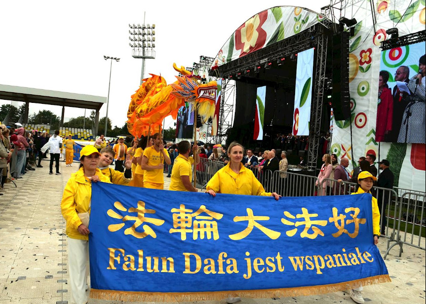 Image for article Poland: Falun Dafa Group Performs at Harvest Festival in Skierniewice