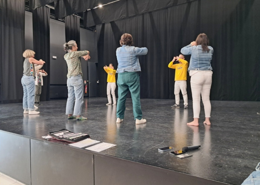 Image for article France: Health Expo Attendees Learn Falun Dafa Exercises