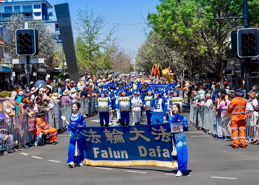 Image for article Toowoomba, Australia: Falun Dafa Delights Spectators in Grand Floral Parade