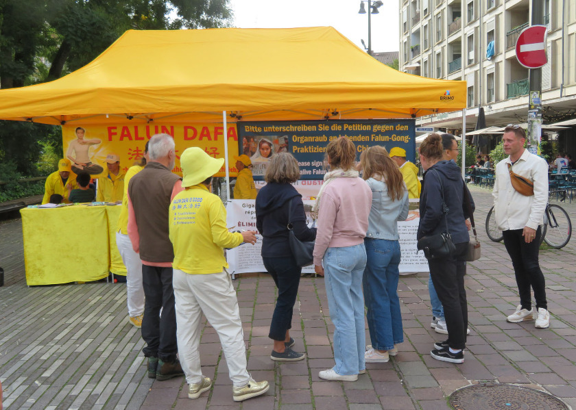 Image for article Strasbourg, France: Practitioners Raise Awareness about Falun Dafa and Draw Support