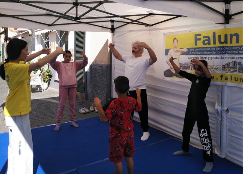 Image for article Spain: Introducing Falun Dafa to the Public at a Health Expo