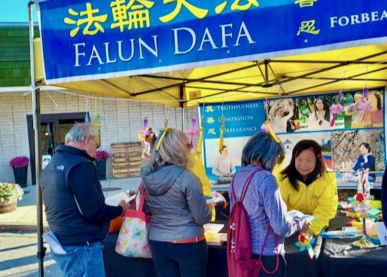 Image for article Laconia, New Hampshire, USA: Promoting Falun Dafa at Pumpkin Festival