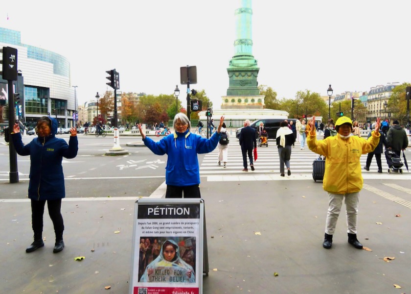 Image for article Paris: At Place de la Bastille, People Sign a Petition to Protest the Persecution of Falun Dafa