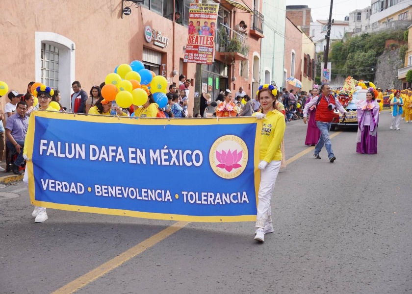 Image for article Mexico: Falun Dafa Welcomed in the Tlaxcala Fair Parade