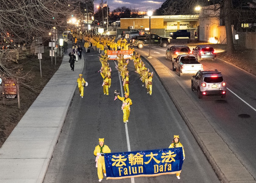 Image for article New York and Pennsylvania, U.S.A.: Dafa Practitioners Participate in Holiday Parade