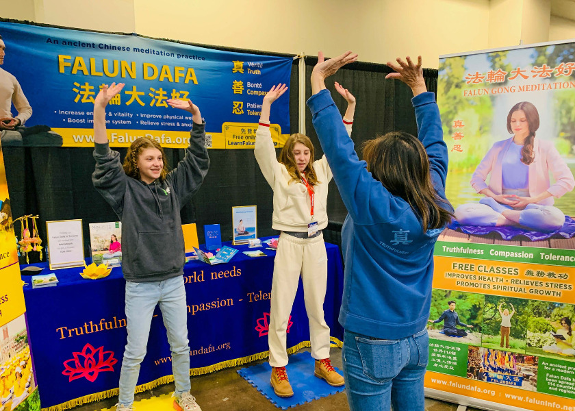 Image for article Canada: Introducing Falun Dafa at the Toronto Woodworking Show