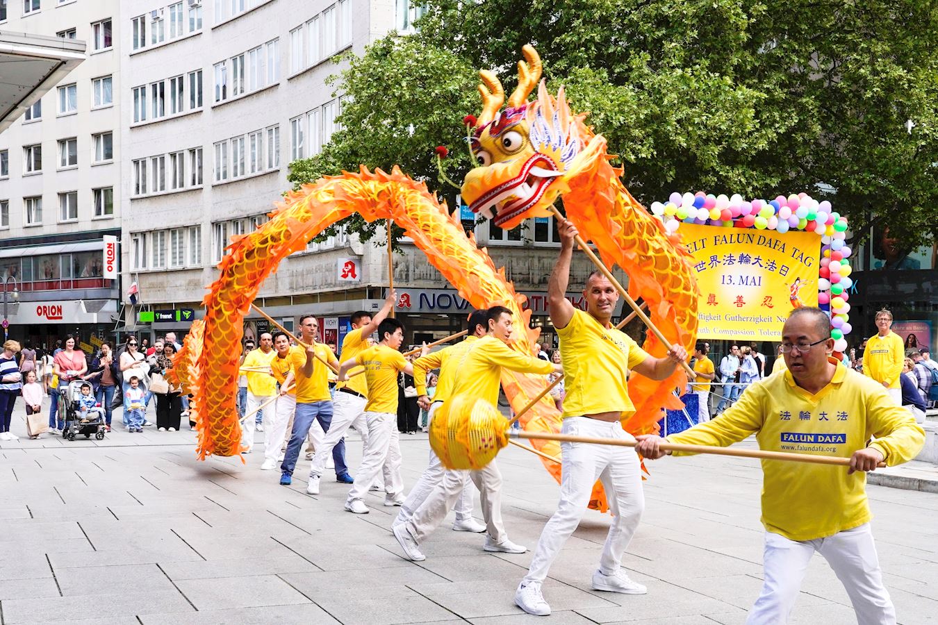 Image for article Frankfurt: Practitioners Celebrate World Falun Dafa Day with the Public
