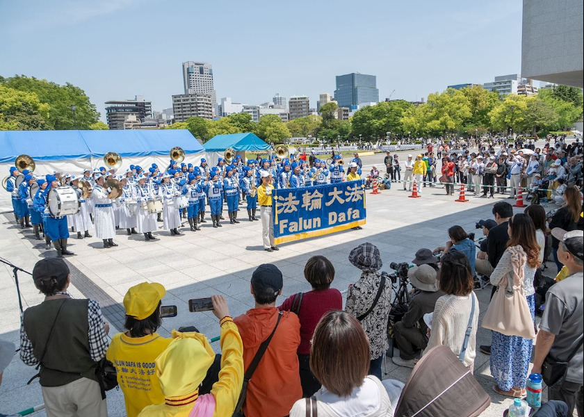 Image for article Hiroshima, Japan: Falun Dafa Practitioners Perform at the Hiroshima Flower Festival
