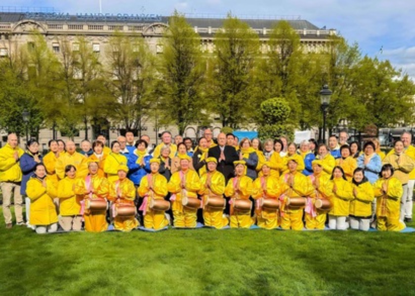 Image for article Sweden: Practitioners Celebrate World Falun Dafa Day and Appreciate Master’s Grace
