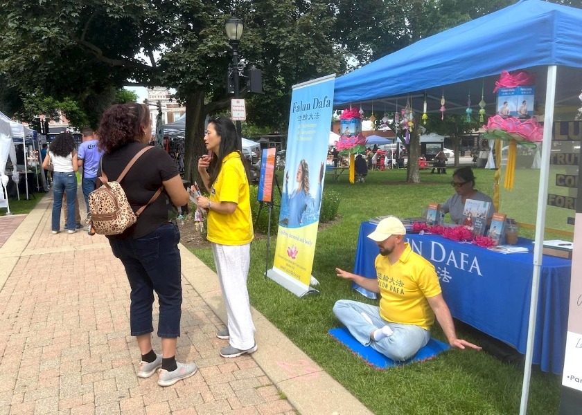 Image for article Chicago: People Learn about Falun Dafa at Libertyville Days Festival