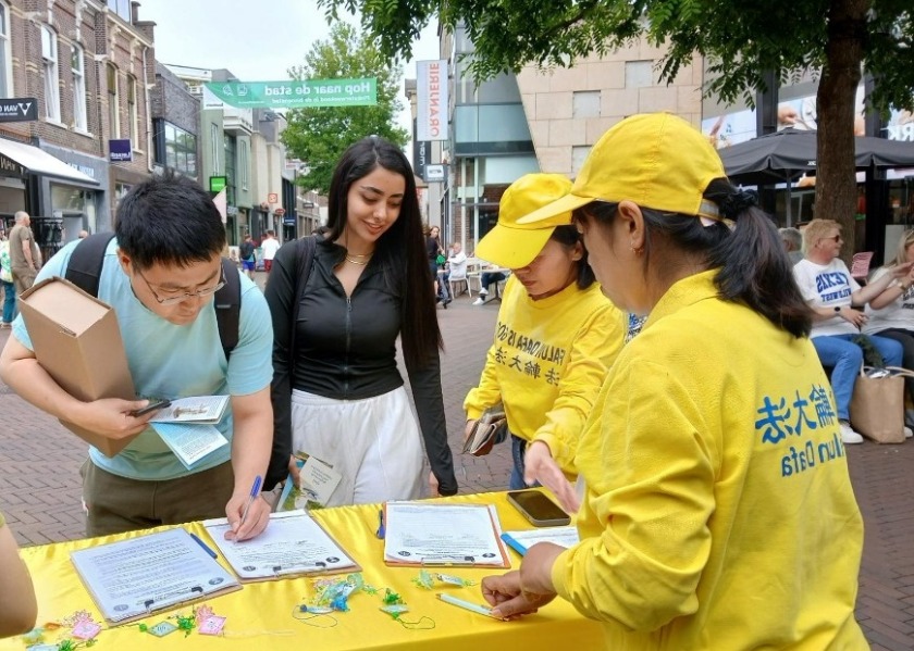 Image for article The Netherlands: Promoting Falun Dafa at an Information Day Event in Apeldoor