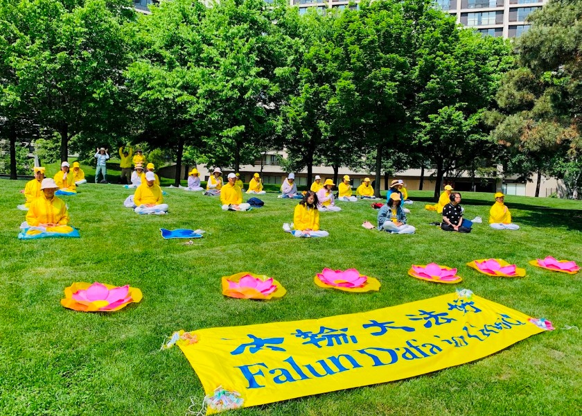 Image for article Toronto, Canada: Introducing Falun Dafa at the International Dragon Boat Race Festival