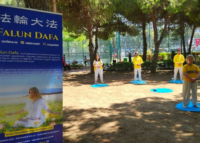 Image for article Istanbul, Turkey: Introducing Falun Dafa at an Environment Festival