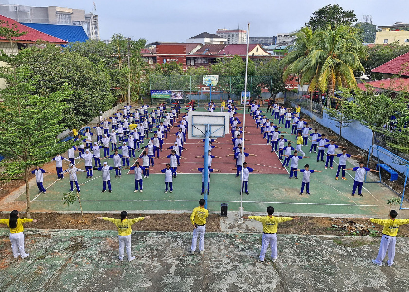 Image for article Batam, Indonesia: High School Teachers and Students Learn the Falun Dafa Exercises