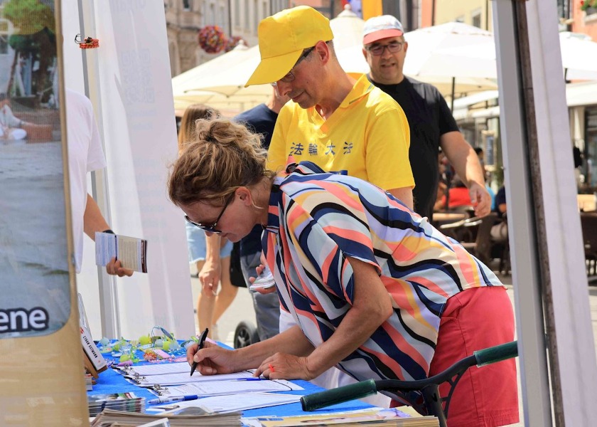 Image for article Germany: Residents and Tourists Support Falun Dafa and Call for an End to the Persecution During Event at Lake Constance (Part 3)