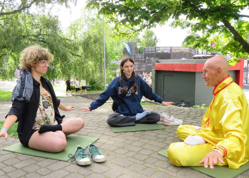 Image for article Latvia: Visitors Learn Falun Dafa During Youth Festival